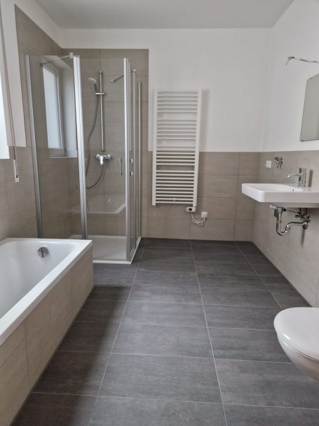 Februar - März 2026 Badezimmer in der Familienwohnung.