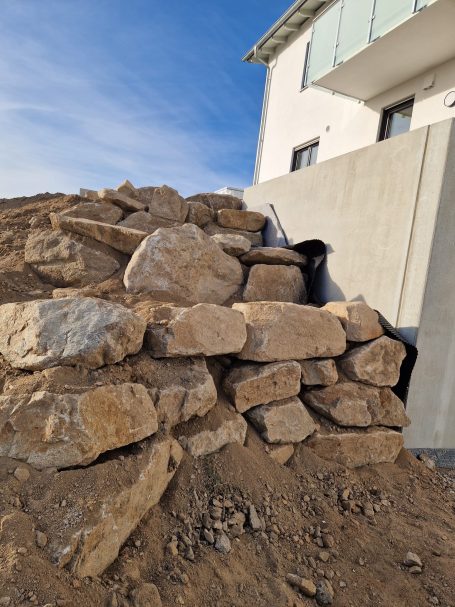 Steinmauern wurden gebaut, um das Gelände abzufangen.
