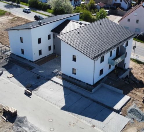 April 2026 Der Eingangsbereich fast fertig gepflastert