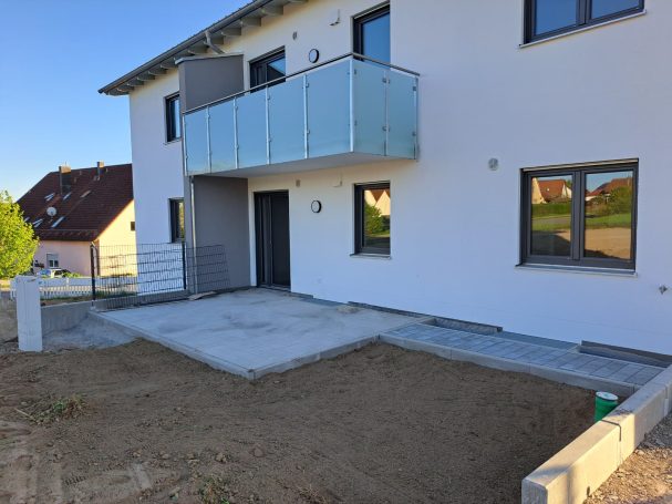 Die Ost-Terrasse ist fertig gepflastert.