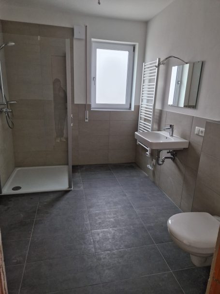 Februar - März 2026 Das Badezimmer der kompakten Wohnungen.